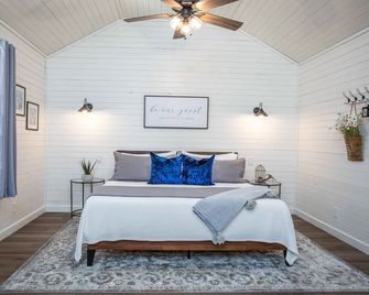 Elle's Haus | Romantic Country Retreat for 2 - Fredericksburg - Olohuone
