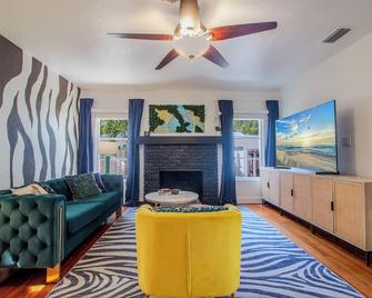 Ft Lauderdale 4 BD w/ Pool & Outdoor Oasis close to Beaches, Marina, & Las Olas - Fort Lauderdale - Living room