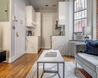 Impeccable Nolita 1BR w/ W/D, nr Shopping & Groceries, by Blueground - New York - Living room