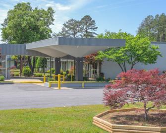 Masters Inn Selma Smithfield I-95 By OYO - Selma - Building