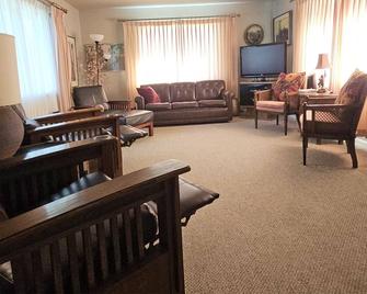 Central location. Your home away from home - Lewistown - Living room