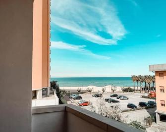 Lovely apartment overlooking the beach at Lido tre Archi di Fermo - Sant'Elpidio a Mare - Balcón