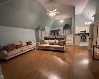 Stunning Studio With Luxurious Amenities - Acworth - Living room