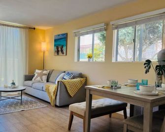 Modern 1BR/1BA Getaway in Central San Diego – Walk to Zoo, Balboa Park & Dining - 聖地亞哥 - 客廳