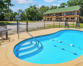 Trailhead Lodge - Eureka Springs - Pool