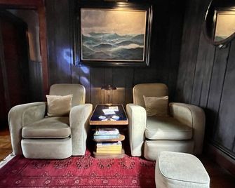 Crew`s Quarters Boarding House Caters To Men - Provincetown - Oleskelutila