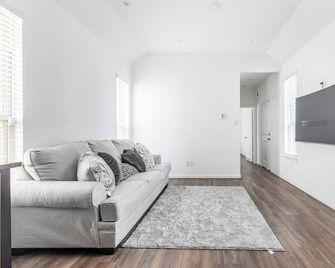 Charming 1-bedroom building in terrific Richmond with WiFi, AC & parking garage - Richmond - Sala de estar