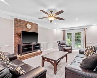 Beautiful Home Walking Distance to Elon University - Elon - Living room