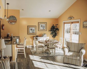 Beautiful waterfront summer getaway-7 minutes to beach! - Manahawkin - Restaurant