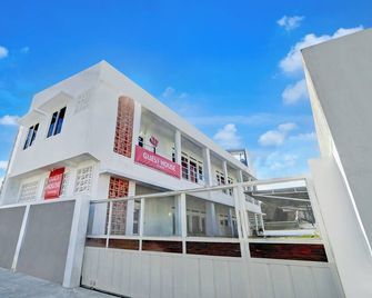 OYO Madani Guest House Syariah - Batu - Building