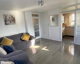 Newly Refurbished Luxurious one bedroom apartment - London - Living room