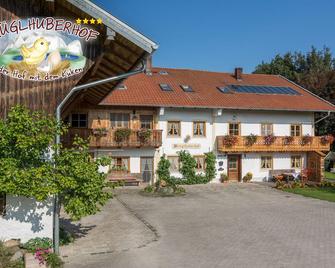 Ferienwohnung 50 qm, mit Zwei Schlafzimmer und Terrasse - Obing - Building