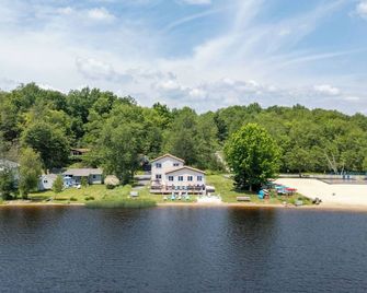 The Lake Life by Avantstay Lakefront + View + Hot Tub - Pocono Pines