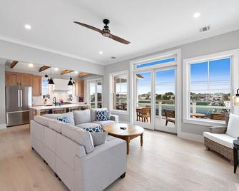 270 Degree Bay Views! Amazing home with a Pool!!! Weekend of 9/14 available! - Beach Haven - Вітальня