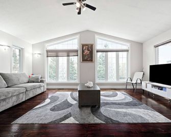 4 Bedroom Country Home with Outdoor Hot Tub, Pond & Acres of Relaxation - Shelburne - Living room