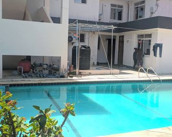 Huasheng Hotel - Daressalam - Pool