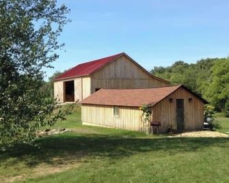 Relax and Refresh in this Cozy Bunkhouse Cabin at SanaView Farms Winery - Champion - Building
