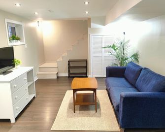 Family-Friendly Spacious 2BR Cozy Basement suite | Near Attractions | Sleepsn5 - Longueuil - Salon