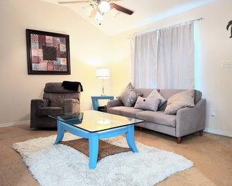 Close to everything. \n20 min to Casinos/Beach \n30 min to Mobile \n90 min to NOLA - Moss Point - Living room