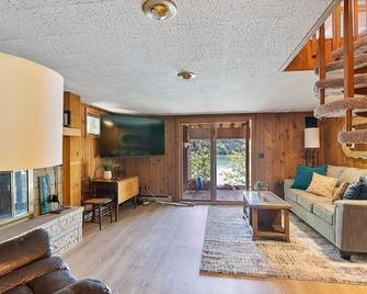 Gorgeous view of Long Lake, Lakefrontcabin hottub fireplace kayaks paddleboards - Waupaca - Living room