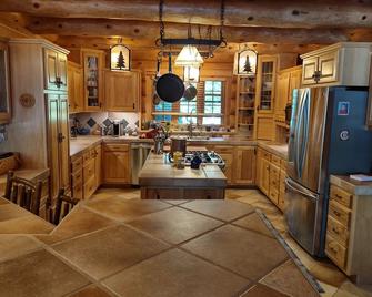 Stunning Executive log cabin on beautiful lake - Cohasset - Kitchen