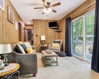 'Private Retreat' COZY, Cabin in the woods - East Stroudsburg - Living room