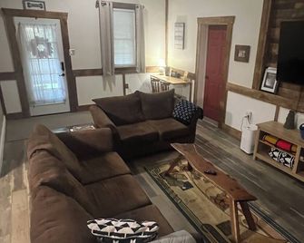 Newly Renovated Country Home Located near Greenbrier River - Alderson - Living room