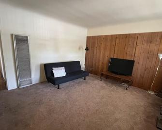 Centrally located Cozy Santa Monica haven with backyard and parking! - Santa Monica - Living room