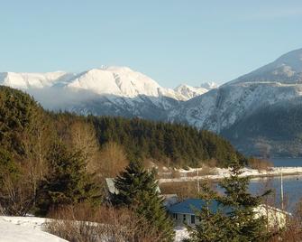 The Cottage ~ quiet downtown home, stunning view, walking distance to everything - Haines - Outdoors view