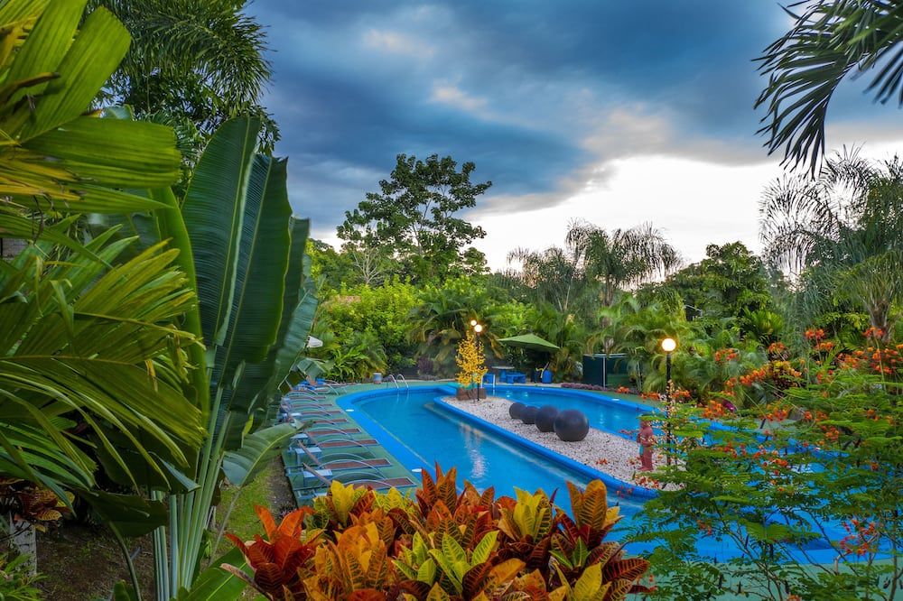 هوتل هيليكونياس نيتشر إن آند هوت سبرينجز