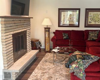 Relaxed Get Away Retreat on Golf Course - Butler - Living room