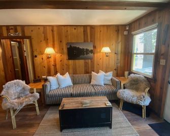 Lakefront cabin at Green Valley Lake - Green Valley Lake - Living room