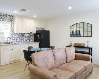 Charming 2-bedroom bungalow with AC, WiFi in welcoming Ontario - Ontario