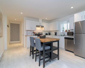 Cozy and spacious home-away-from-home just 25 minutes from downtown Victoria! - Saanichton - Kitchen