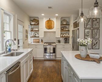 Adorable historic cottage close to downtown and colleges - Conway - Kitchen