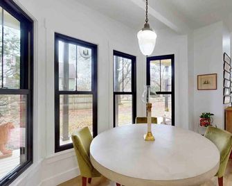 Spacious 4-bedroom house in Horseheads- The Paddock on Main - Horseheads - Essbereich