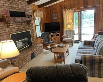 Peaceful home on quiet lake – year round fun! - Crosslake - Living room