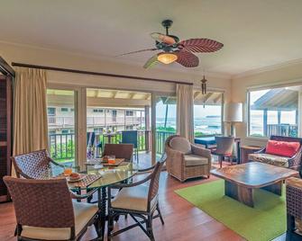 Hanalei Colony Resort K4 - oceanfront views, steps to the sand, so romantic! - Hanalei - Living room