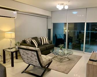Garden Cafe I Spacious 1 Bed Apt with Park View - Panama Stadt - Wohnzimmer