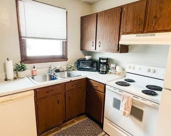 2 Bedroom Apartment Near Ndsu (Apt 1) - Fargo - Kitchen