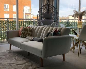 Beautiful 1-Bed Apartment in Redhill - Redhill - Living room