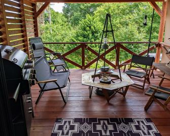 Ahouse, A Villa For Rent - Takashima - Balkon