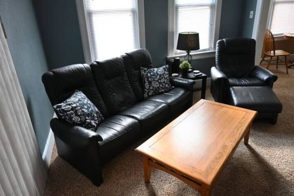 Lower flat steps from the lake and downtown - Port Washington - Living room
