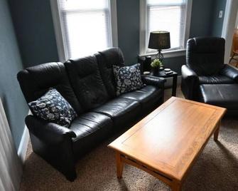 Lower flat steps from the lake and downtown - Port Washington - Sala de estar