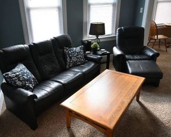 Lower flat steps from the lake and downtown - Port Washington - Living room
