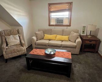 Cozy 2-bedroom apartment in quaint South Amboy with AC - South Amboy - Living room