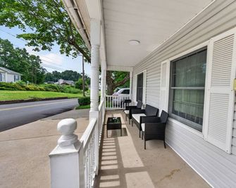 2-bedroom apartment in awesome Carbondale with AC - Carbondale - Balcón