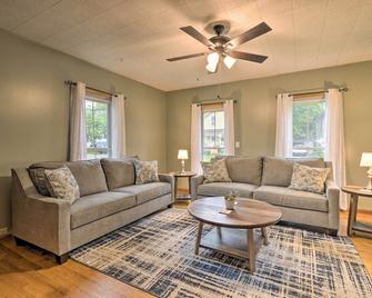 Penn Yan Escape with Yard, 1 Mi to Keuka Lake! - Penn Yan - Huiskamer