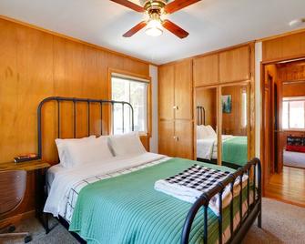 Wrightwood Cabin ~ 4 Mi to Mtn High Resort! - Wrightwood - Bedroom