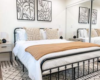 Newly built guest house with full kitchen and washer/dryer - Simi Valley - Camera da letto